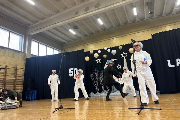 Nauczyciele z SP3 biorą udział w przedstawieniu dla dzieci