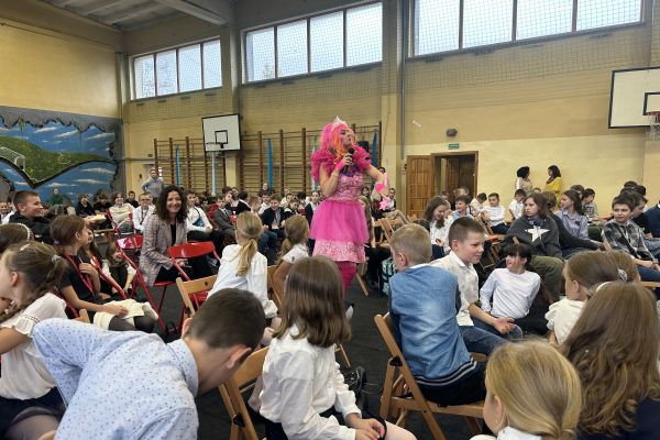 Występ nauczycieli przed uczniami