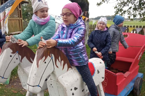 Dzie z klasy 1b bawią się w zagrodzie w Swołowie