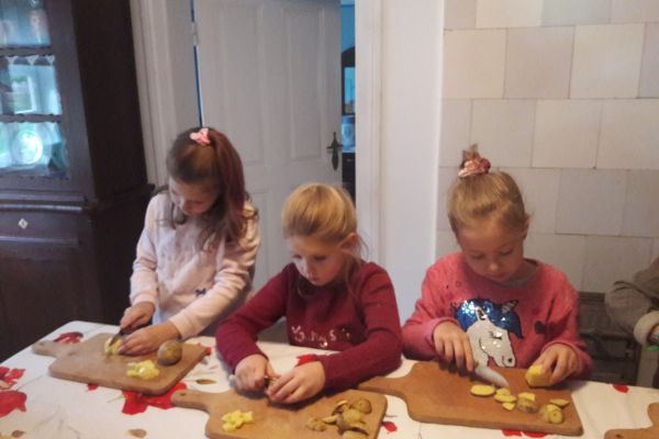 Dzieci z klasy Id kroją warzywa na zupę