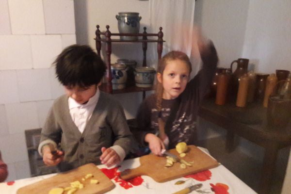 Dzieci z klasy 1d kroją ziemniaki