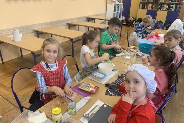 Dzieci kroją owoce i warzywa - klasa 1a