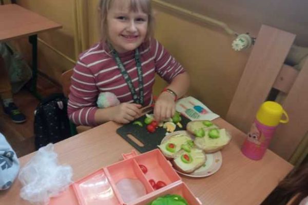 Dzieci szykują kanapki w klasie 1b