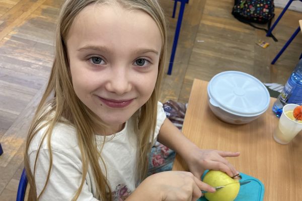 Dziecko obiera jabłko