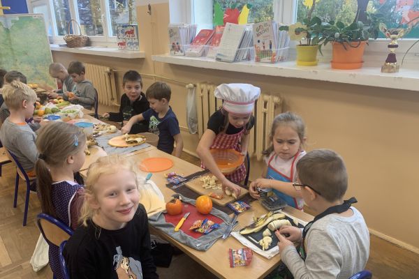 Praca zespołowa podczas robienia sałatek