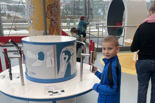 Odkrywanie nauki w centrum Nauki i Eksperyment