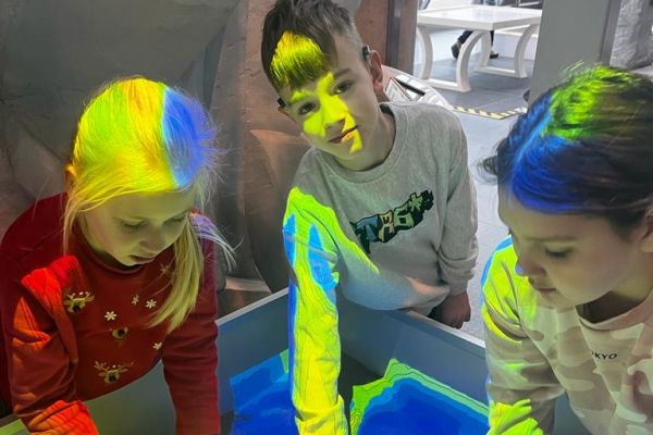 Zabawy w strefach tematycznych w Centrum Nauki i Eksperyment