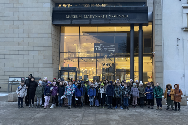 zdjecie-pamiatkowe-przed-muzeum-marynarki-wojennej1D45041D1-12E1-1085-8416-3B00CF4CB61C.png
