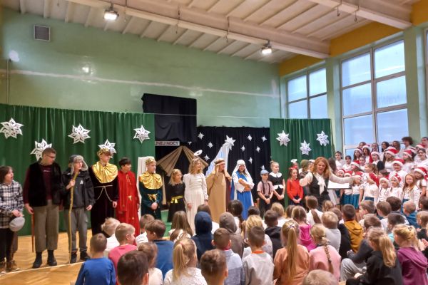 Młodzi Artyści i Widownia śpiewają wspólnie kolędę: Pójdźmy wszyscy do stajenki