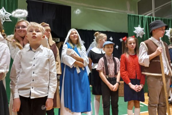 Tancerze, pasterze i anioł obok Świętej Rodziny...