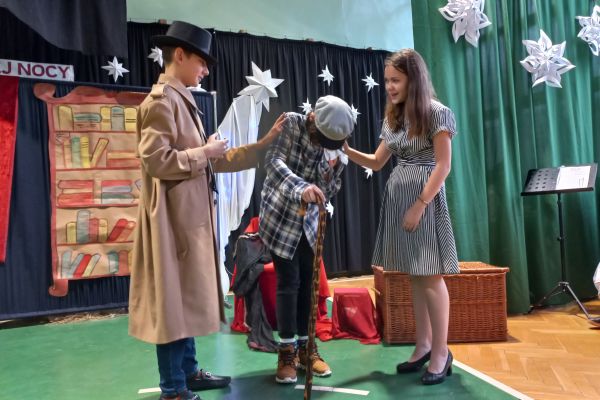  Okazuje się, ze stary fotel, wieszak i skrzynia to niezwykłe meble...