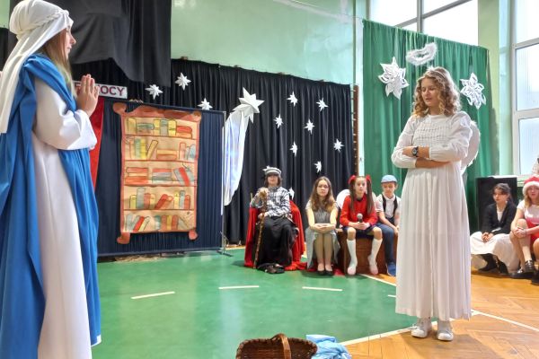  Anielskie skrzydła opowiadają historię o zwiastowaniu...