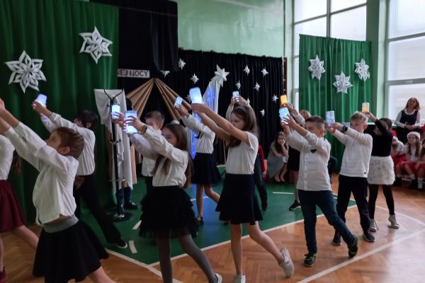 Kolęda Noel i taniec z lampionami dla Dzieciątka