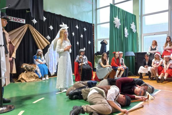 Kije ukazują pasterzy, których anioł wskazał Betlejem...