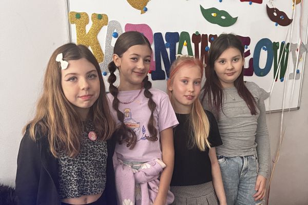 Dziewczynki z klasy 3c pozują do zdjęcia 