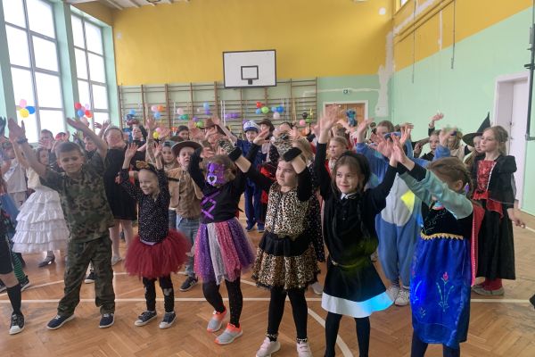 Bal karnawałowy  na sali gimnastycznej klasa 1a