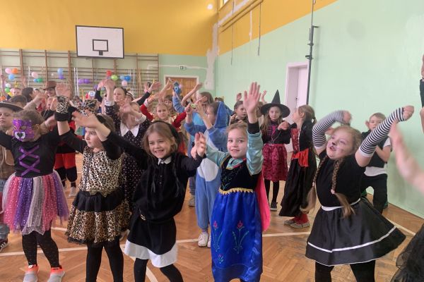 Bal karnawałowy  na sali gimnastycznej klasa 1a