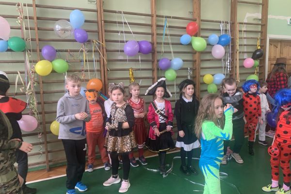 Wspólna zabawa na sali gimnastycznej