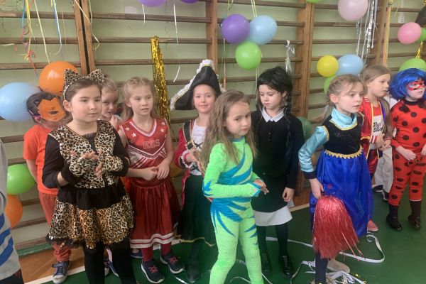 Bal karnawałowy na sali gimnastycznej