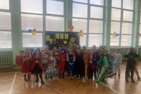 Pamiątkowe zdjęcie z balu uczniów  klasy  1a