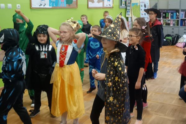 Zabawa karnawałowa w klasie 1c