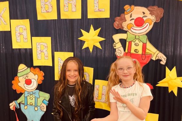 Dziewczynki z klasy 3a pozują do zdjęcia