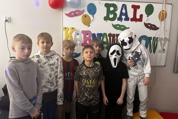 Wspólne zdjęcie chłopców z klasy 3c