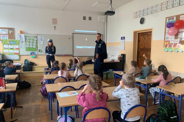 Spotkanie  z policjantami - pogadanka o zasadach bezpieczeństwa w czasie ferii     