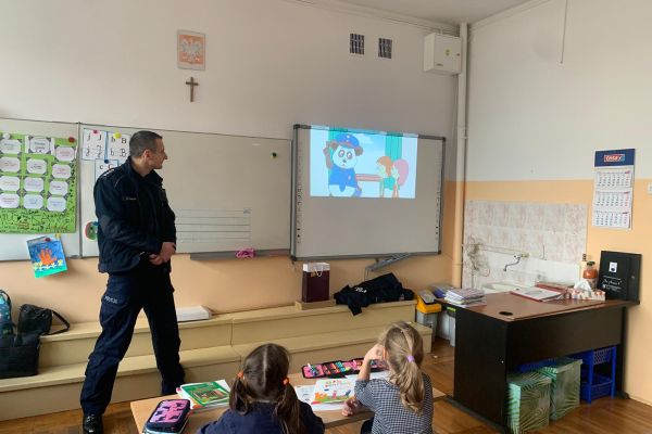 Spotkanie  z policjantami - pogadanka o zasadach bezpieczeństwa w czasie ferii     