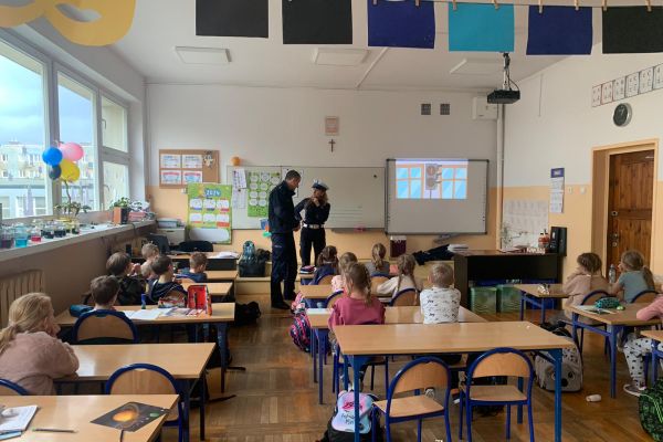 Spotkanie  z policjantami - pogadanka o zasadach bezpieczeństwa w czasie ferii     