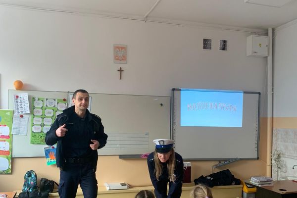 Spotkanie  z policjantami - pogadanka o zasadach bezpieczeństwa w czasie ferii     