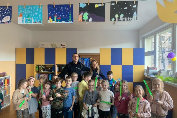 Spotkanie  z policjantami - pogadanka o zasadach bezpieczeństwa w czasie ferii     