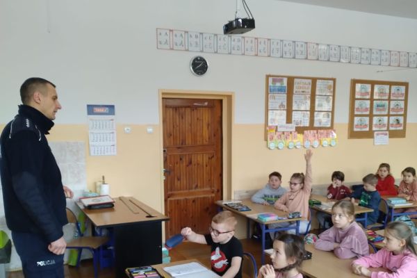 Spotkanie  z policjantami - pogadanka o zasadach bezpieczeństwa w czasie ferii     