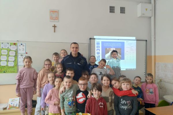 Spotkanie  z policjantami - pogadanka o zasadach bezpieczeństwa w czasie ferii     