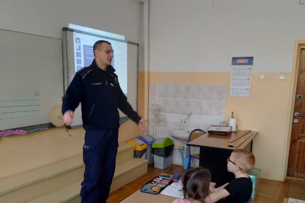 Spotkanie  z policjantami - pogadanka o zasadach bezpieczeństwa w czasie ferii     