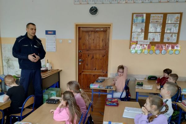 Spotkanie  z policjantami - pogadanka o zasadach bezpieczeństwa w czasie ferii     