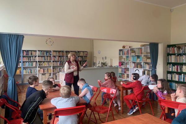 Grupa pierwszaków słucha o historii książki