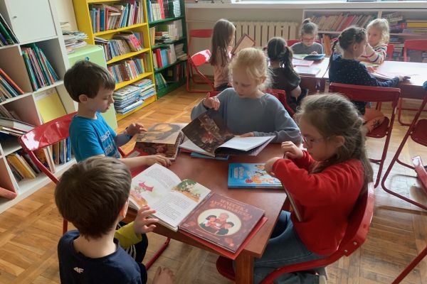 Pierwszaki oglądają książeczki, które otrzymali w prezencie