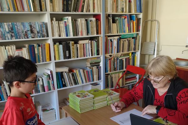 Uczeń klasy pierwszej wypożycza lekturę