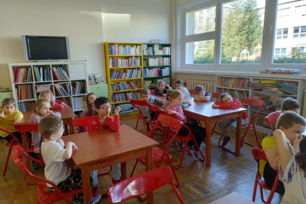 Uczniowie klasy pierwszej przygotowują się do lekcji bibliotecznej