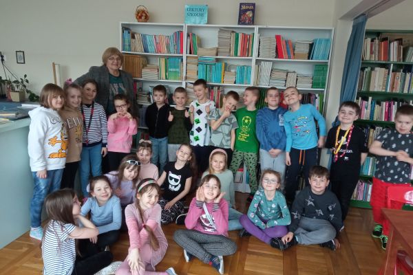 Uczniowie klasy pierwszej wraz z panią bibliotekarką