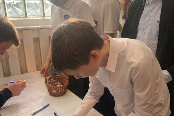 Maciek podpisuje udział w konkursie