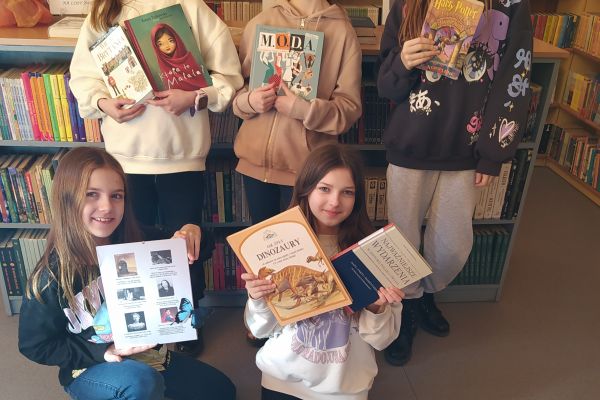 Uczennice prezentują książki 