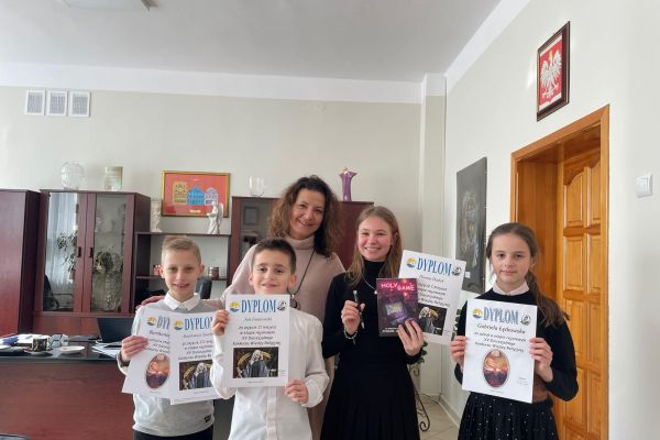 Nagrodzeni uczniowie wraz z p. dyrektor 