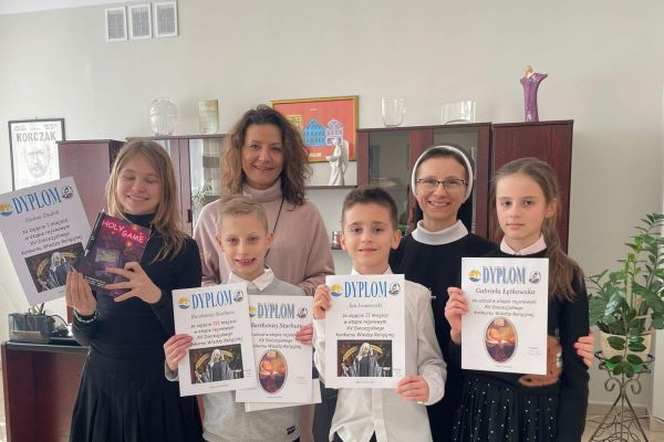 Nasi uczniowie wraz z p. dyrektor i siostrą Michaliną