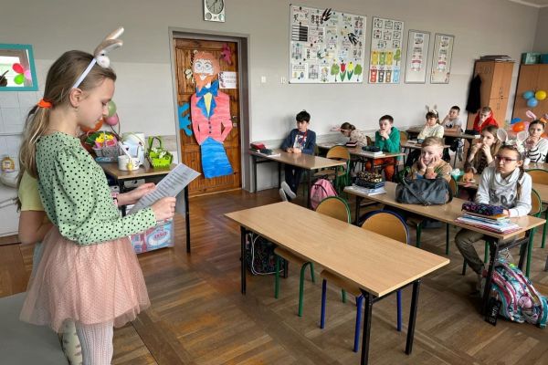 Zajączki wielkanocne przekazują zadania dla poszczególnych klas