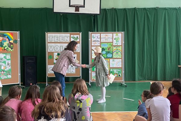 Pani dyrektor wręcza dyplomy uczestnikom konkursu