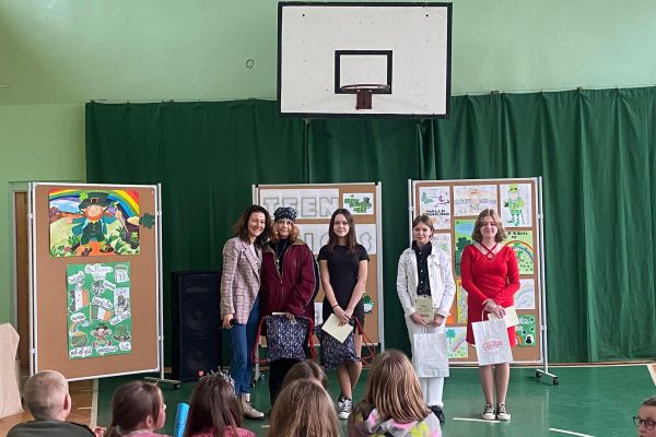 Pani dyrektor wręcza dyplomy uczestnikom konkursu