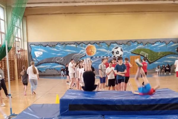 Skok wzwyż - technika nożycowa