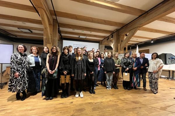 Wspólne zdjęcie laureatów z opiekunami i organizatorami